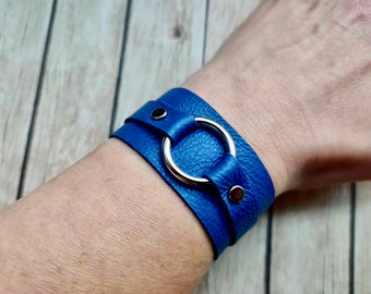 Bracciale rigido in pelle blu cobalto con anello in metallo, gioielli fatti a mano, gioielli in stile gotico, regalo unico blu, gioielli alla moda, pelle riciclata
