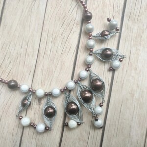 Colar statement artesanal em marrom e branco – Miçangas Wonder Beads e miçangas com arame – Joias artísticas femininas imagem 10
