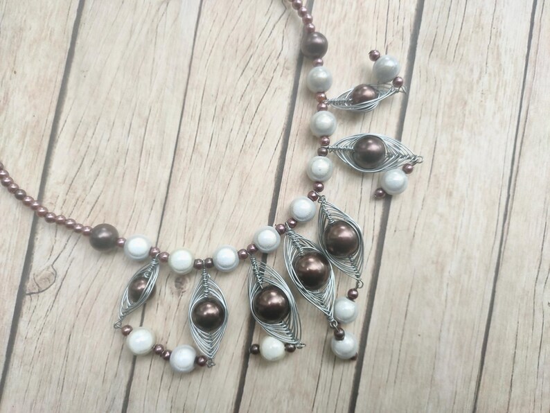 Colar statement artesanal em marrom e branco – Miçangas Wonder Beads e miçangas com arame – Joias artísticas femininas imagem 10