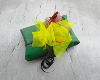 Gift wrapping service prepackaging wrapping add-on add on green folded paper decoration Christmas paper and party materials unique gifts