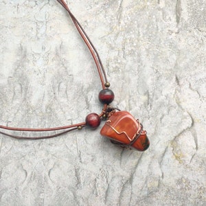 Roter Jaspis-Anhänger aus Leder, handgefertigter Damenschmuck, heilender Edelstein-Schmuck, Bohemian-Stil, Mode, einzigartige Geschenke, braunes Leder