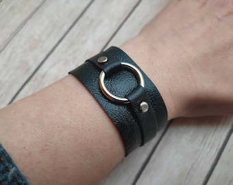 Bracciale rigido in pelle nera con anello in metallo, gioielli fatti a mano in stile gotico, regalo unico nero, gioielli alla moda