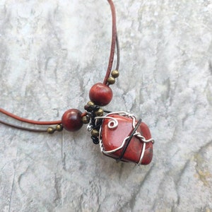 Roter Jaspis-Anhänger aus Leder, handgefertigter Damenschmuck, heilender Edelstein-Schmuck, Bohemian-Stil, Mode, einzigartige Geschenke, braunes Leder