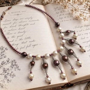 Colar statement artesanal em marrom e branco – Miçangas Wonder Beads e miçangas com arame – Joias artísticas femininas imagem 4