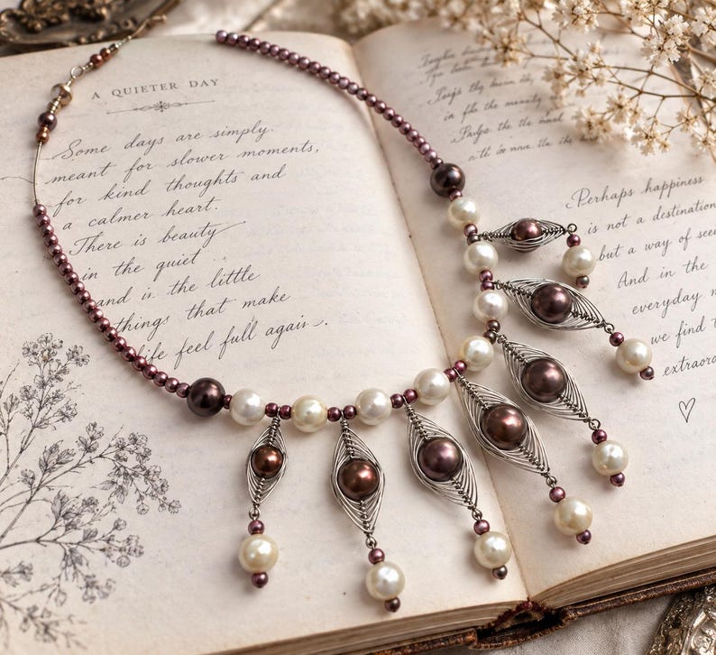 Colar statement artesanal em marrom e branco – Miçangas Wonder Beads e miçangas com arame – Joias artísticas femininas imagem 4