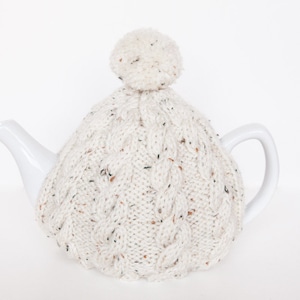 Té de punto de mano de avena acogedor - Pom pom tea cosy - Té de lana acogedor - Funda de tetera y calentador - Té vintage acogedor - Tetera de punto acogedora - Pompom