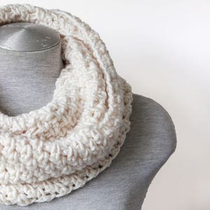 Crochet chunky scarf - Infinity scarf - Oversized scarf - Cream/Beige scarf - Chunky circle scarf - Crochet cowl scarf - Hand knitted scarf