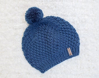 Chapeau de Pom Pom bleu de tempête. Chapeau Bobble fait main pour femmes. Épais gros bonnet chapeau à la main tricoté. Fil acrylique de soin facile.