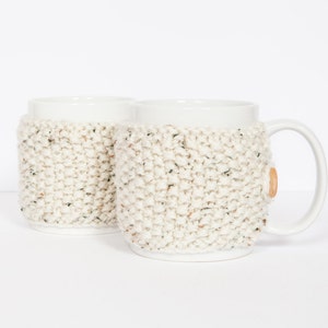 2 Knitted mug cosies, cup cosy, mug cosy, coffee cosy in oatmeal. Coffee mug cosy / coffee sleeve as a coffee gift!