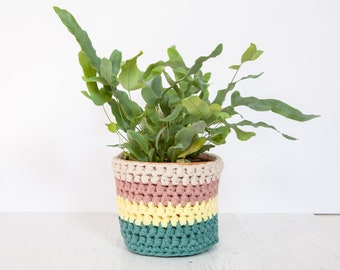 Medium plant pot cover - veelkleurig. Gemaakt van gerecycled katoen. Perfect cadeau voor een plantenliefhebber!