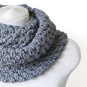 Crochet circle scarf - Infinity scarf - Oversized scarf - Grey scarf - Chunky circle scarf - Crochet cowl scarf - Hand knitted scarf