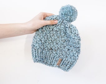 Épais Chunky Mint Blue Bobble Hat. Chapeau Pom Pom. Beanie de mélange de laine tricotée à la main. Parfait accessoire d’hiver!