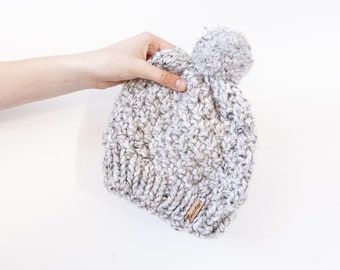 Dikke Chunky Light Grey Bobble Hoed. Pom Pom Hat. Hand gebreide wolmix muts. Perfecte winteraccessoire!