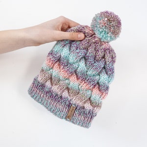 Bunte handgestrickte Zopfmütze. Damen dicke grobstrick Bommel Beanie. Türkis Mix, Farbverlaufsgarn, winterliches Accessoire.