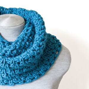 Crochet chunky scarf - Infinity scarf - Oversized scarf - Blue scarf - Chunky circle scarf -Crochet cowl scarf - Hand knitted scarf