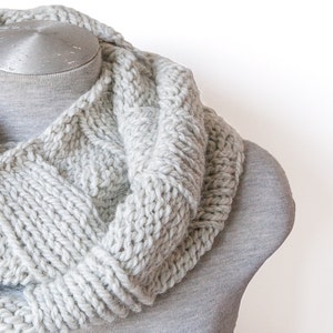 Knitted alpaca scarf - Infinity scarf - Oversized scarf - Light grey scarf - Chunky circle scarf - Knitted cowl scarf - Hand knitted scarf