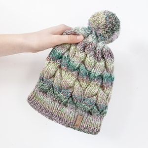 Bunte handgestrickte Zopfmütze. Damen dicke grobstrick Bommel Beanie. Grüne Mischung, Farbverlaufsgarn, winterliches Accessoire.