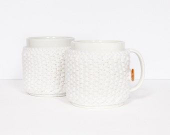 2 Knitted mug cosies, cup cosy, mug cosy, coffee cosy in white. Coffee mug cosy / coffee sleeve as a coffee gift!