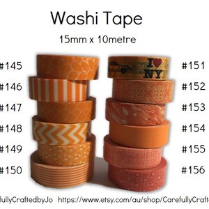 Op de afbeelding: Assortiment van 10 rollen oranje en rode washi tape, elk 15 mm breed en 10 meter lang. De tape-ontwerpen omvatten strepen, chevron, bloemen en marmerpatronen. De tape is genummerd van 145 tot en met 156.