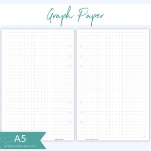 Könnte beinhalten: A5-Format-Graphenpapier mit einem Rastermuster. Das Papier hat Löcher auf der rechten Seite für einen Ordner. Das Papier ist weiß mit hellblauen Gitterlinien. Der Text "Graph Paper" ist oben im Bild in Türkis geschrieben. Der Text "#paperloveGL" befindet sich unten links im Bild. Der Text "greenandlyme.com" befindet sich unten rechts im Bild.