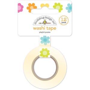 Op de afbeelding: Een rol witte washi tape met een geel en groen bloemenontwerp. De tape is 12 yards lang en is verpakt met een kleurrijk label waarop staat "Doodlebug Design Inc. washi tape playful posies".