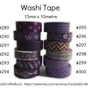 Op de afbeelding: Tien rollen paarse washi tape met verschillende patronen. De tape is 15 mm breed en 10 meter lang. Elke rol is genummerd van 289 tot 300.
