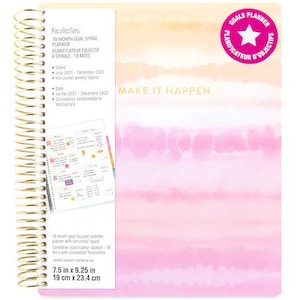 Könnte beinhalten: Ein 18-monatiger Spiral-Zielplaner mit einem pinkfarbenen und orangenfarbenen Cover im Aquarell-Stil. Das Cover zeigt den Text "MAKE IT HAPPEN" und einen pinkfarbenen Kreis mit einem weißen Stern und dem Text "GOALS PLANNER PLANIFICATEUR D'OBJECTIFS". Der Planer misst 7,5 Zoll mal 9,25 Zoll (19 cm mal 23,4 cm).