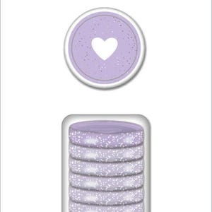 Może przedstawiać: Opakowanie 11 mini dysków do planera w kolorze lawendowym z białym sercem na jednym dysku. Logo Happy Planner znajduje się na opakowaniu. Dyski są do użytku z plannerem Happy Planner.