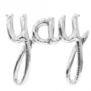 Puede incluir: Globo de aluminio plateado que deletrea la palabra "yay" en una fuente cursiva.