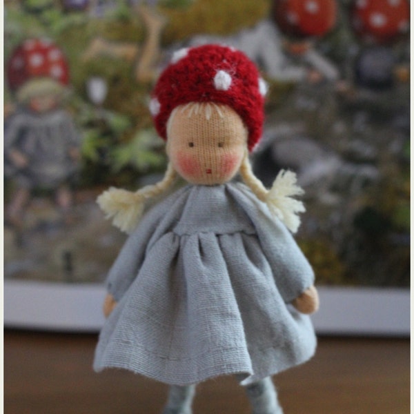 Kundenspezifisch konfektioniert.Waldorf Puppe Miniatur. Elsa Beskow inspiriert. Puppenhaus Puppe. 4 Zoll-Tasche-Puppe. Toadstoll Puppe