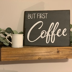 Pero el primer café pintado a mano arreglador angustiado superior, letrero estilo granja