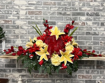 Memorial Day cmentarz saddle - kompozycja nagrobna, żółte i czerwone kwiaty mieszane z czerwoną wstążką. Wiosenne kwiaty na cmentarz - Dzień Weteranów