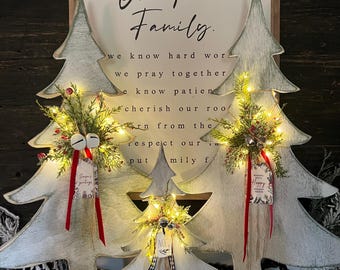Handgemachter schneebedeckter Tannenbaum aus Holz mit Lichtern, Jute, Glöckchen, Tannenbaum, Tannenbaum, Tannenbaum, Tannenbaum, Tannenbaum, Tannenbaum, Tannenbaum und Regaldekor