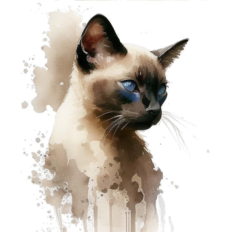 Op de afbeelding: Een aquarel schilderij van een Siamese kat met blauwe ogen. De kat kijkt naar rechts in de afbeelding. De achtergrond is een lichtbruine aquarel was met spatten verf.