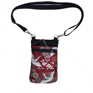 Bolso pequeño confeccionado en tela de color rojo-marrón con pajaro grulla, para llevar smartphone, cartera y extras