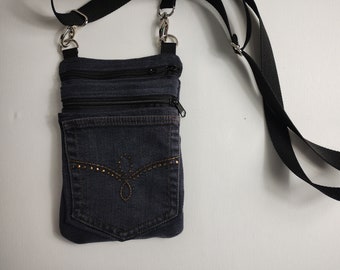 Recycled denim Crossbody Bag, made of a darkgrey recycled jeans trousers, using the backpocket of the jeans, Pockets with shoulderstrap