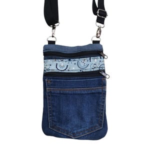 Bolsa azul vaquera es perfecta para llevar tu movil y algunas cosas pequeñas como un billetera y llaves