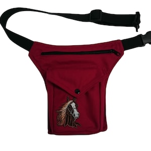 Rood heuptasje met paard, gesloten met een klikgesp red with patch