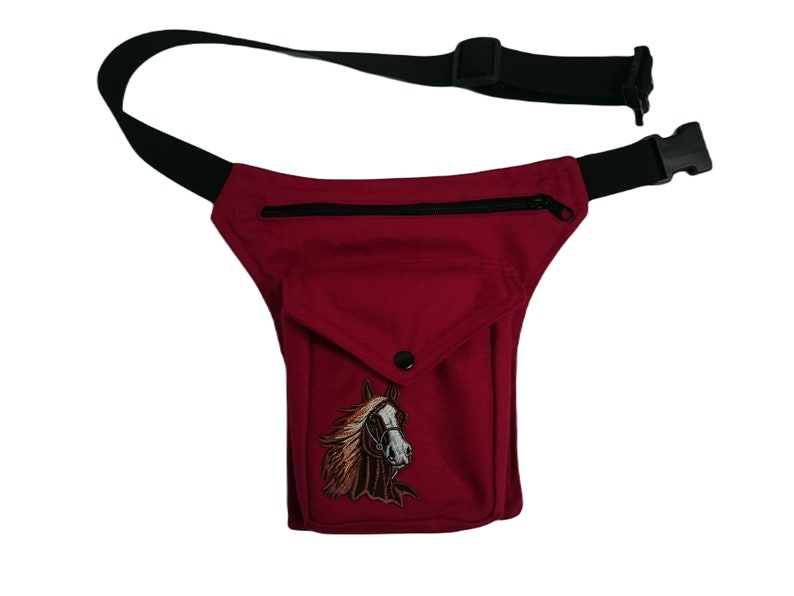 Rood heuptasje met paard, gesloten met een klikgesp red with patch