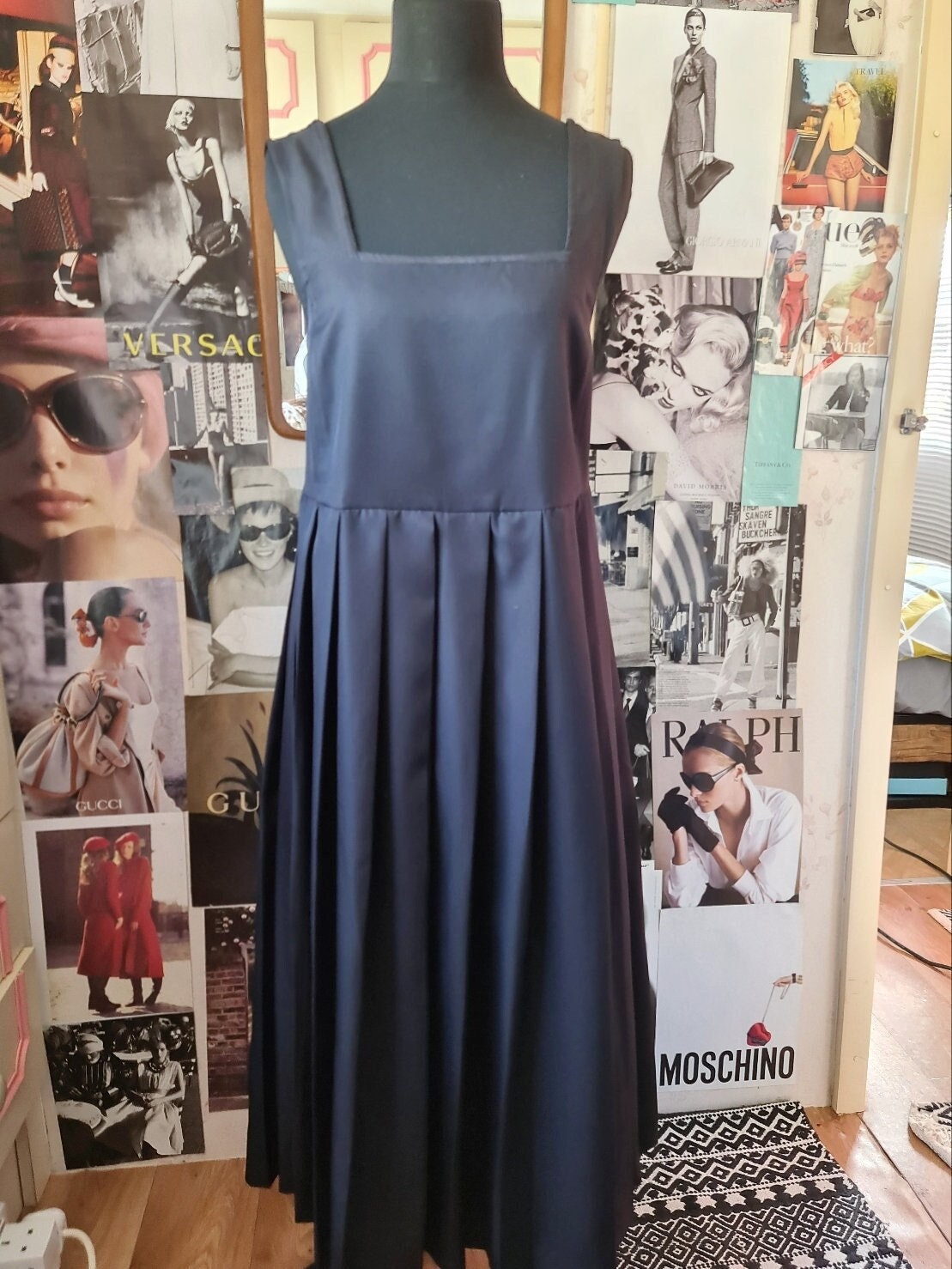 black pinafore dress outfit