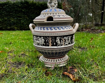 Antieke Westerwald steengoed punchpot met deksel Steengoed soepterrine jaren 1900 met prachtig reliëf.