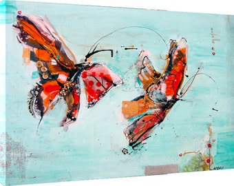 Las juguetonas mariposas naranjas bailan a través de este colorido estampado de lona.