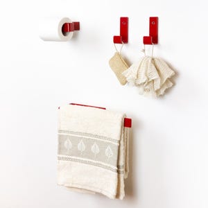 Accesorios de baño vibrantes: combina a tu gusto por el portarrollos de papel higiénico, el toallero o el gancho. Accesorios de baño coloridos y elegantes.
