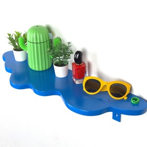 Gebogen plank - blauwe plank, golvende plank, wandplank, maximalistisch decor, eclectisch decor