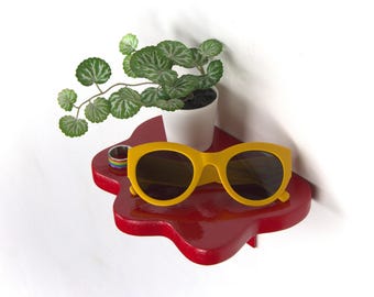 Estantería estética: estantería roja, decoración maximalista, estantería para plantas, estantería con diseño de gotas, estantería de pared, estantería con revestimiento en polvo