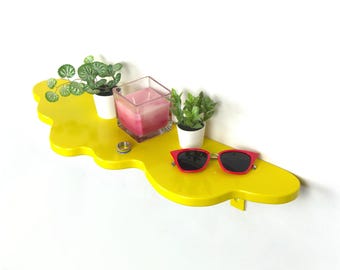 Estantería de pared amarilla, estantería flotante, decoración de pared, decoración estética del hogar.