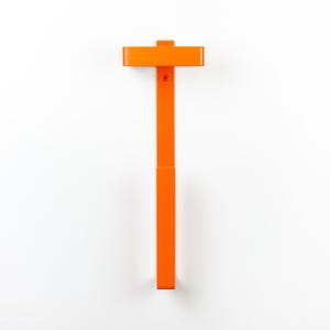 Op de afbeelding: Een oranje hamer met een rechthoekige kop en een lange, rechte steel. Het gereedschap staat tegen een effen witte achtergrond. Het ontwerp van de hamer is eenvoudig en modern.