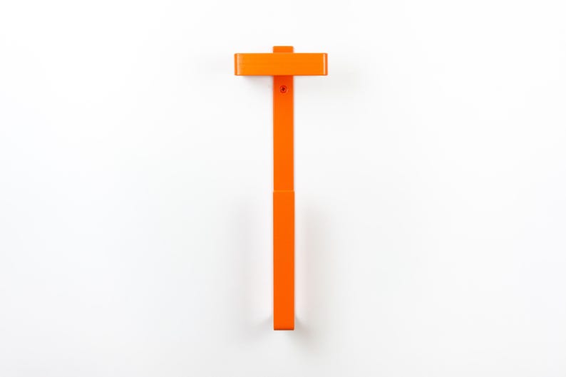 Op de afbeelding: Een oranje hamer met een rechthoekige kop en een lange, rechte steel. Het gereedschap staat tegen een effen witte achtergrond. Het ontwerp van de hamer is eenvoudig en modern.