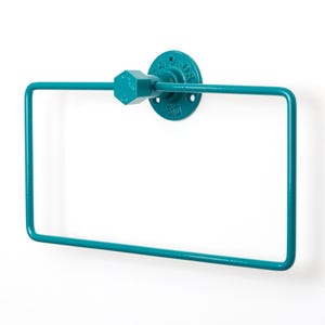 Peut inclure: Porte-serviettes en métal bleu turquoise avec un raccord de tuyau rond et un capuchon hexagonal. Le raccord de tuyau porte le texte "1/2" et "US".