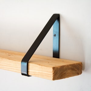 Mensola in legno massello di pino chiaro, profonda 19,5 cm, con staffe triangolari nere - Mensola rustica solida - Mensola resistente -